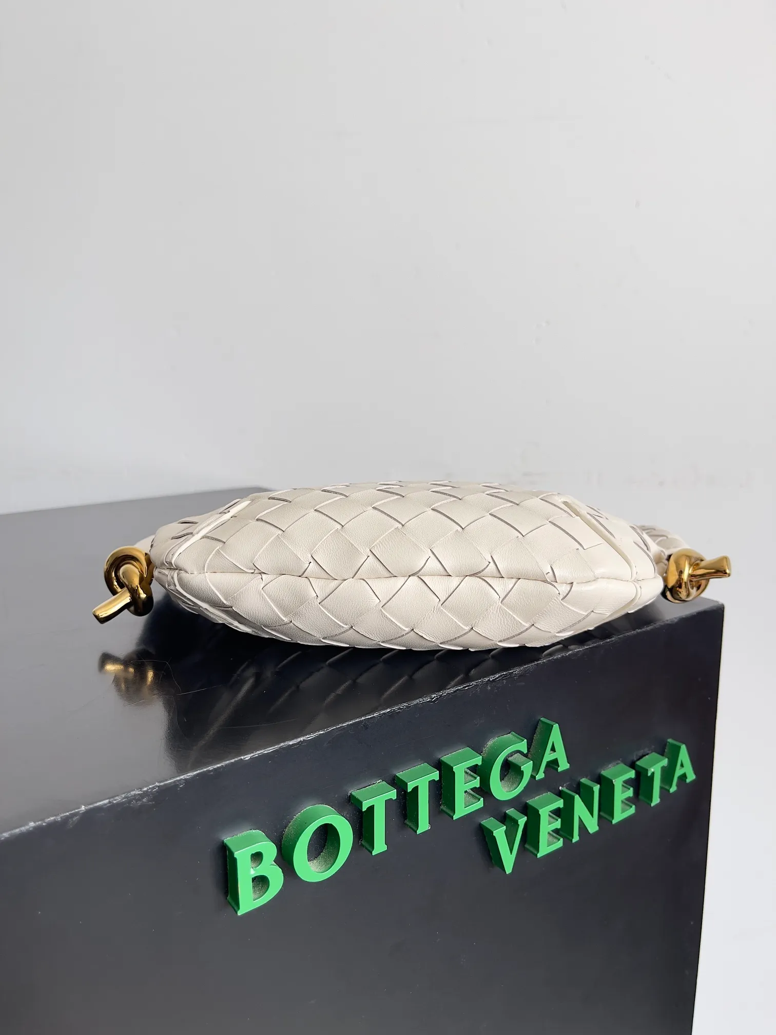 Batch 1660 BVMini Solstce's latest armpit bag, with a relaxed feel in summer. It's really cute. Knot metal knots are decorated on both sides to add interest. BV's recent soul elements are not found in every bag. Compared with the other two sizes, this mini is more elegant and refined. Niche personality 🉑Salt🉑Sweet Style number: 796378 Size: 28*18*depth 5cm